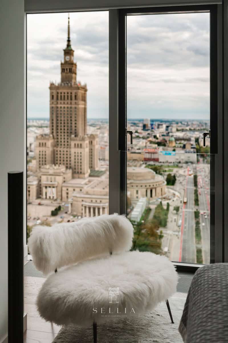 Widok z apartamentu na PKiN i Warszawę z dużego okna.