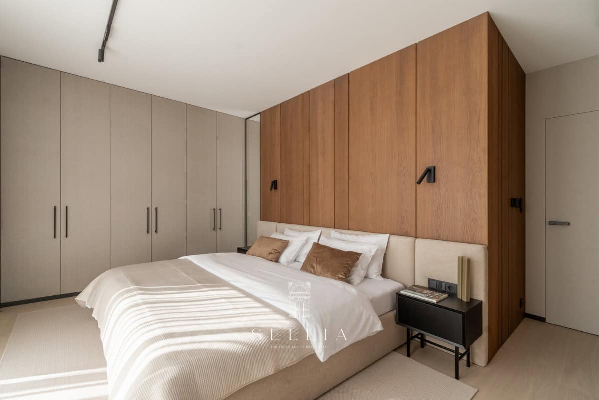 Przestronny pokój w penthousie z minimalistycznym wystrojem.