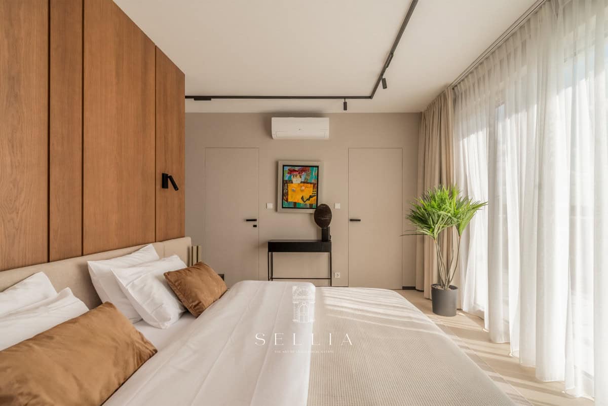 Luksusowa sypialnia w penthousie z dużym tarasem na dachu.