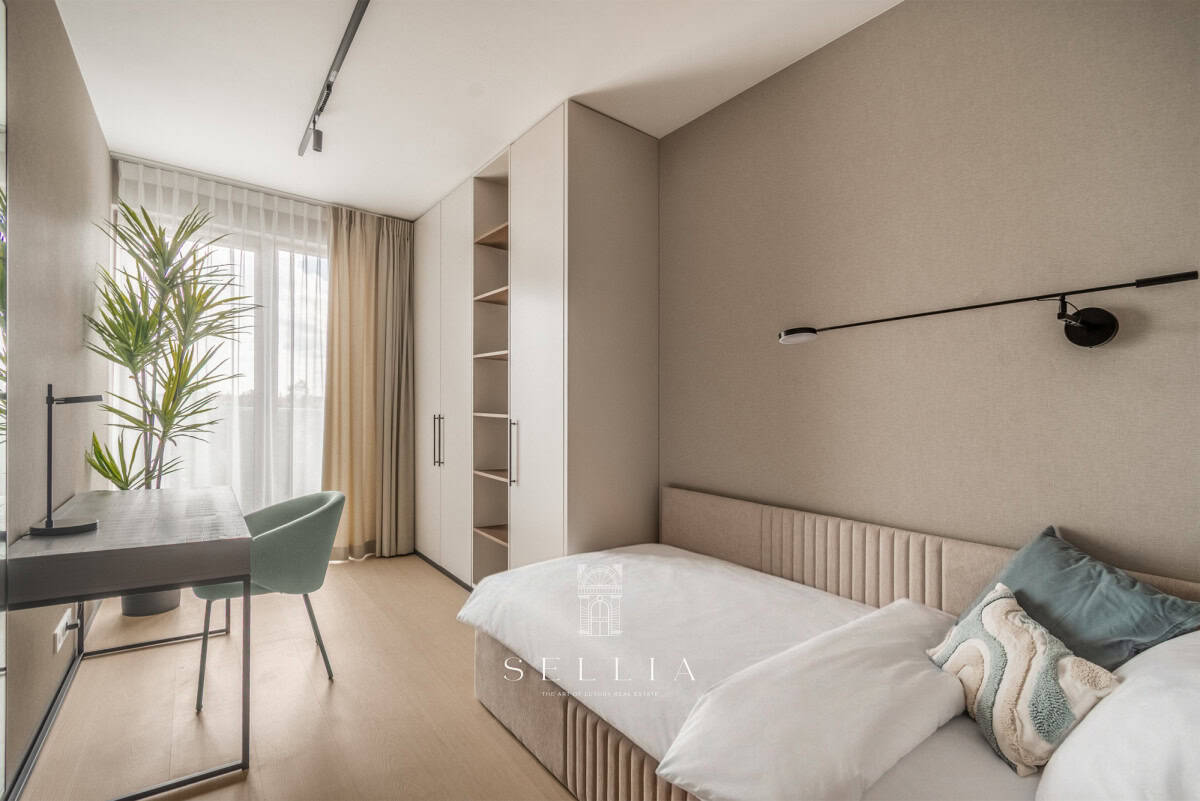 Przestronny pokój w penthousie z dużym oknem i tarasem.
