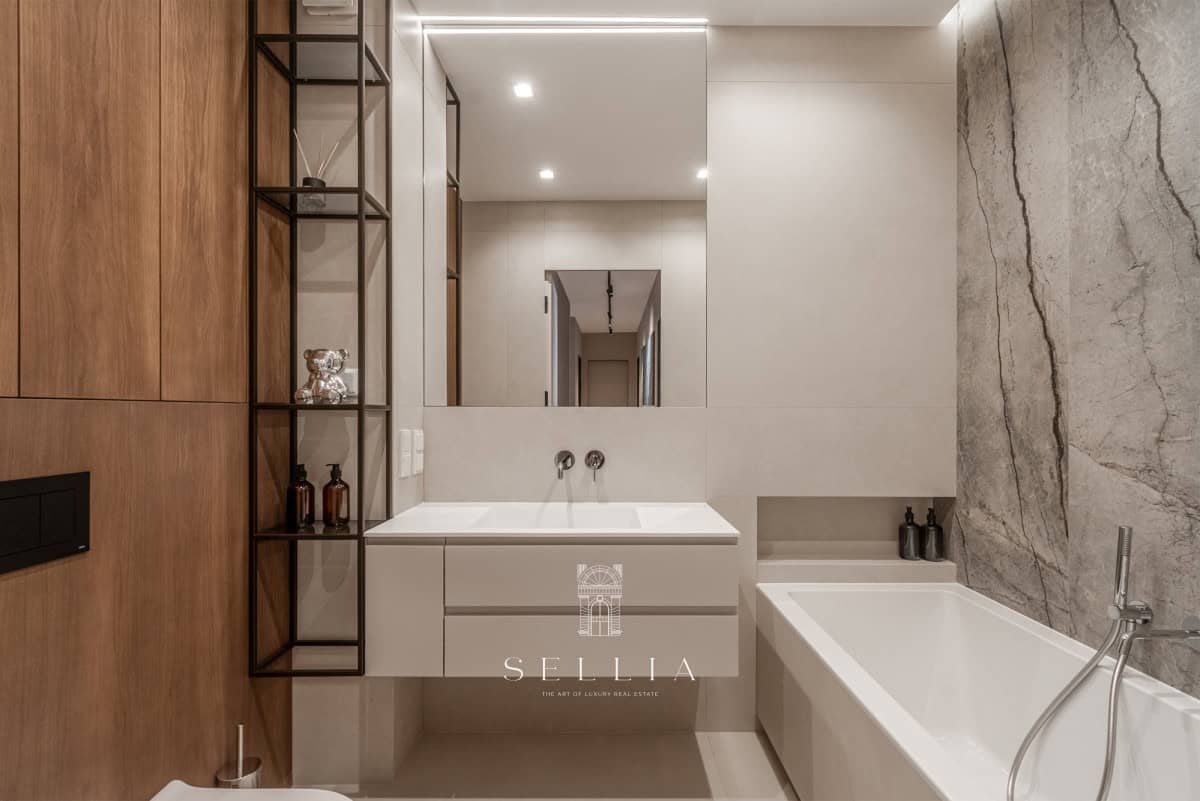 Elegancka łazienka z dużą wanną i minimalistycznym designem.