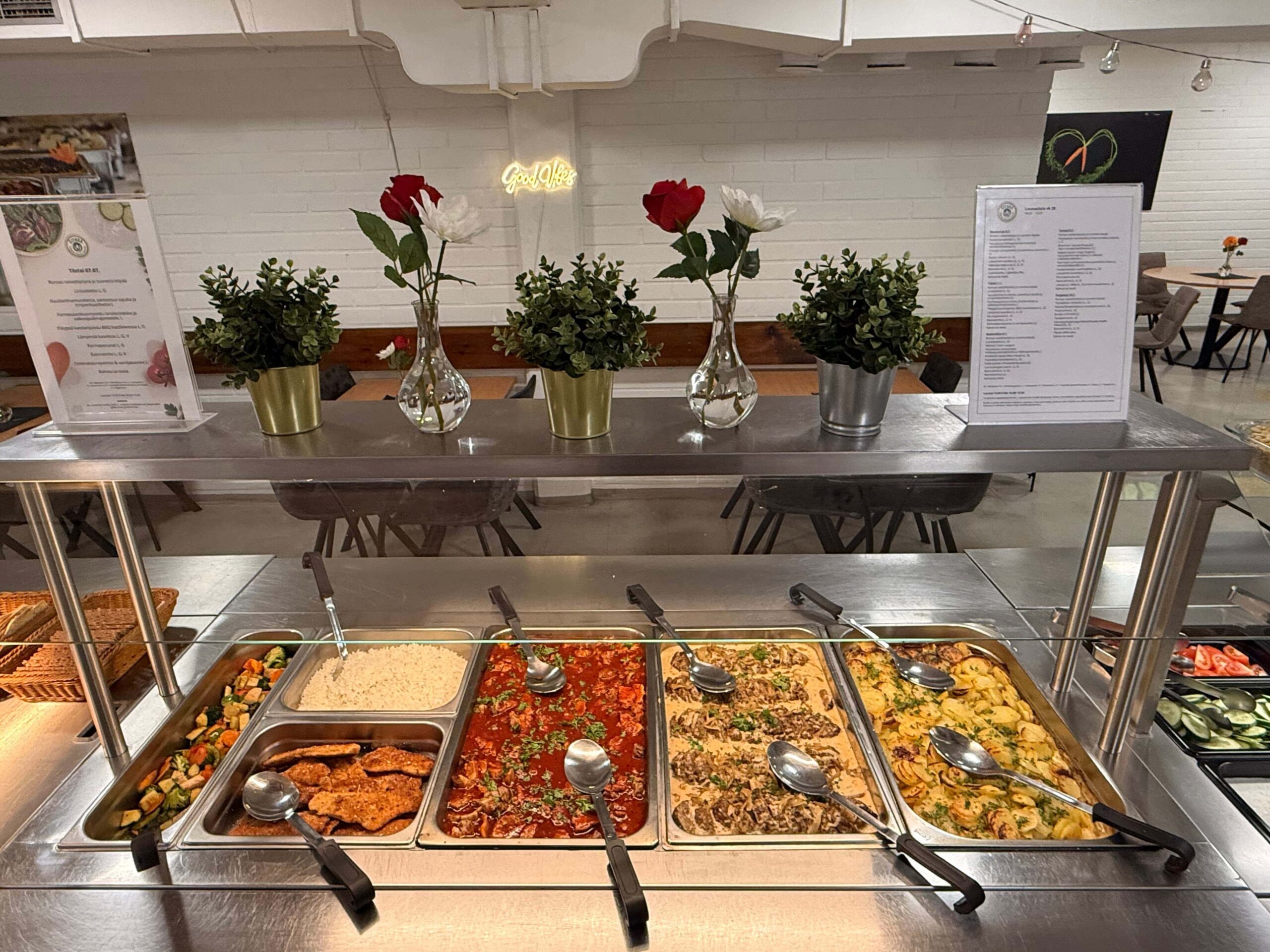 Suomi-Intia lounasbuffet Ravintola Sitarassa Malmilla