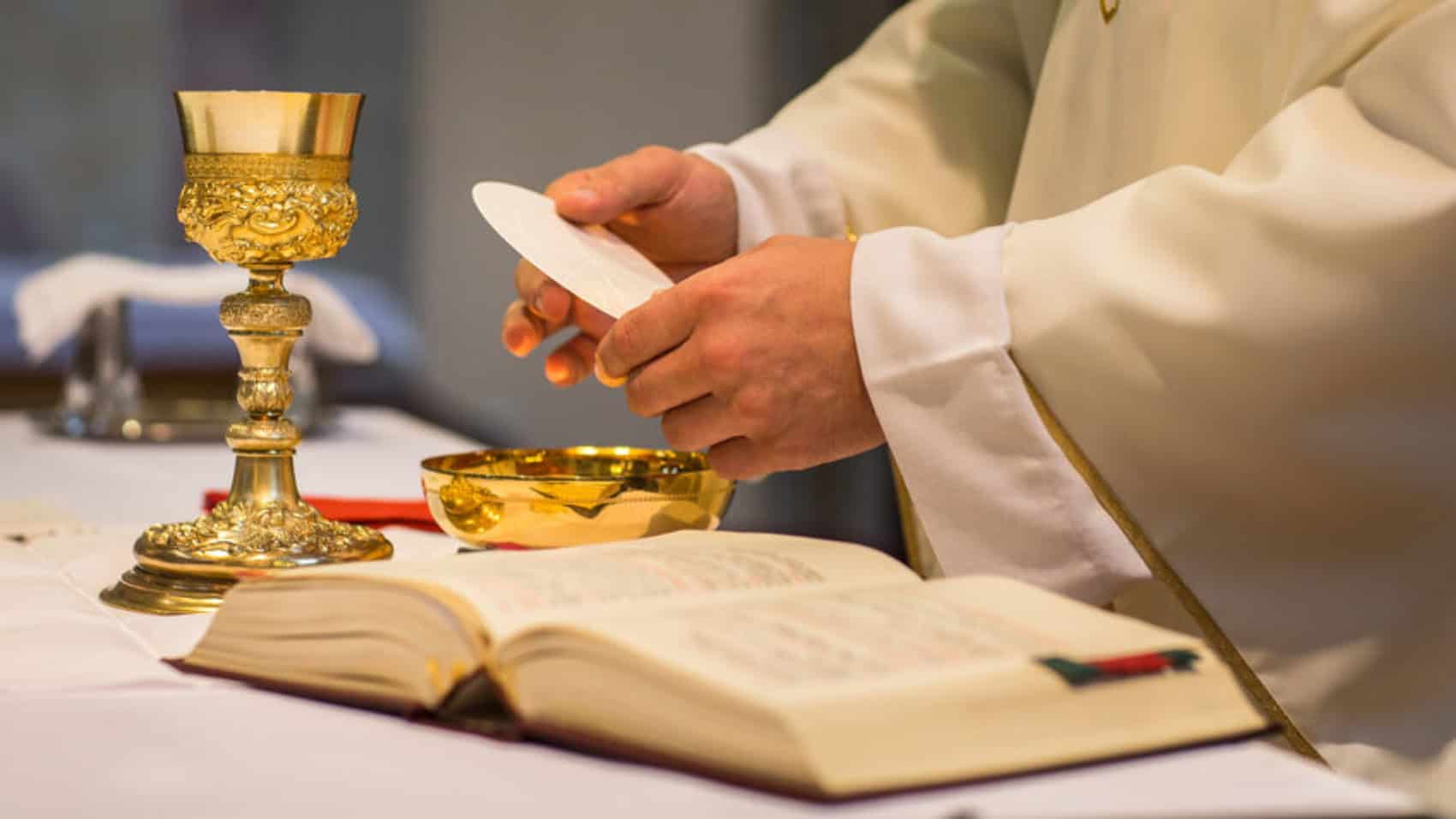 Priest,During,A,Wedding,Ceremony/nuptial,Mass,(shallow,Dof;,Color,Toned