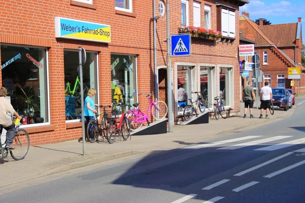 Fahrradgeschäft Weber's Fahrrad-Shop in Bleckede mit Fahrrädern vor dem Laden.