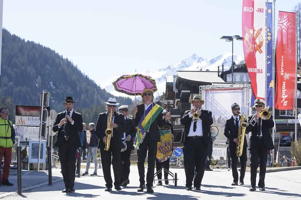 Tyrol in the groove – Markus Linder’s marching band provides feel good sounds and eye-catching entertainment in St. Anton am Arlberg during the “New Orleans meets Snow” festival in spring 2023. © TVB St. Anton am Arlberg/Photographer Patrick Bätz