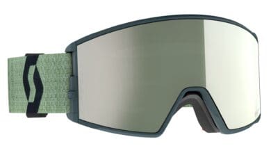 Clear winter sports goggles with reflective lens and adjustable strap, ideal for skiing and snowboarding. Perfect for your winter gear collection.
