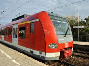 Moderner DB Nahverkehrszug in Rot am Bahnhof Köln-Holweide.