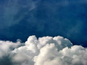 Weißer Wolkenhimmel über blauer Sommerwolkenhimmel.