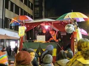 Bunter Party-Generator auf der Straße bei Nacht, Mixt Musik und Menschenmenge.