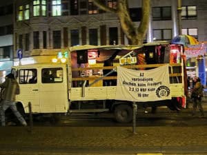 Protest-Truck mit Bannern in Aachen, Köln, Freiburg bei Demonstration nachts, soziale Bewegung, Demonstration, Protest, Aktivismus in Deutschland.
