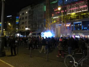 Menschenkette bei Protest in Berlin am Nacht, Wolfgang Kurtz Fotografie, Stadtveranstaltung, Demonstration, Nachtaufnahme.