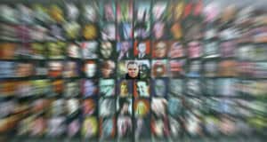 1. Portrait von Wolfgang Kurtz vor buntem Medienhintergrund, kreative Kunst und digitale Medien.