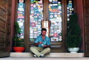 Schön gestalteter Eingang mit Sticker-Arrangements, Reisebüro Wolfgang Kurtz, Erlebnis- und Tourenangebote Deutschland.
