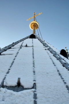 Alter Turmspitze mit Schneebedecktem Dach, historische Architektur, Weihnachtszeit, vieles Glanz, Weihnachtsbaum, Weihnachtsdekoration, Winter, Schneefall, Weihnachtsmarkt, festliche Atmosphäre, evangelische Kirche, traditionell, kulturelles Erbe, Kirchliche Tradition, Schneelandschaft, Winterstimmung, Hochformat, Himmel, blauer Himmel, Sonnenlicht, religiöse Symbole, Kirche, Gotik, barock, Kunsthandwerk, Spezialist für Denkmalpflege, Wolfgang Kurtz.