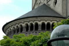 Historische romanische Kirchturmfront mit Arkaden, nahe Wolfgang Kurtz, Fachanwalt für Insolvenzrecht.