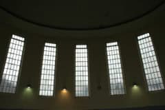 Große Fenster im hellen Innenraum, inspirierende Architektur, Wolfgang Kurtz Kunst.
