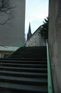Treppen in Köln mit Blick auf den Dom, urbane Stadtansicht, Architektur, urbanes Umfeld, Wolfgang Kurtz.