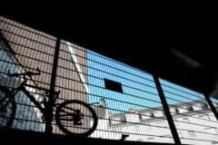 - Hochwertiger Fahrradstellplatz mit Blick auf urbanen Himmel.