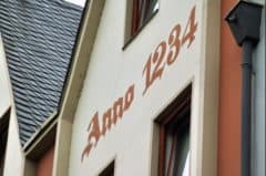 Schön gestaltetes Haus mit Hausnummer 1234 und historischen Details.