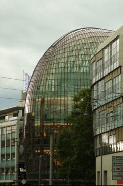 Innovatives Glasgebäude in München, modernes Architekturdesign von Wolfgang Kurtz.