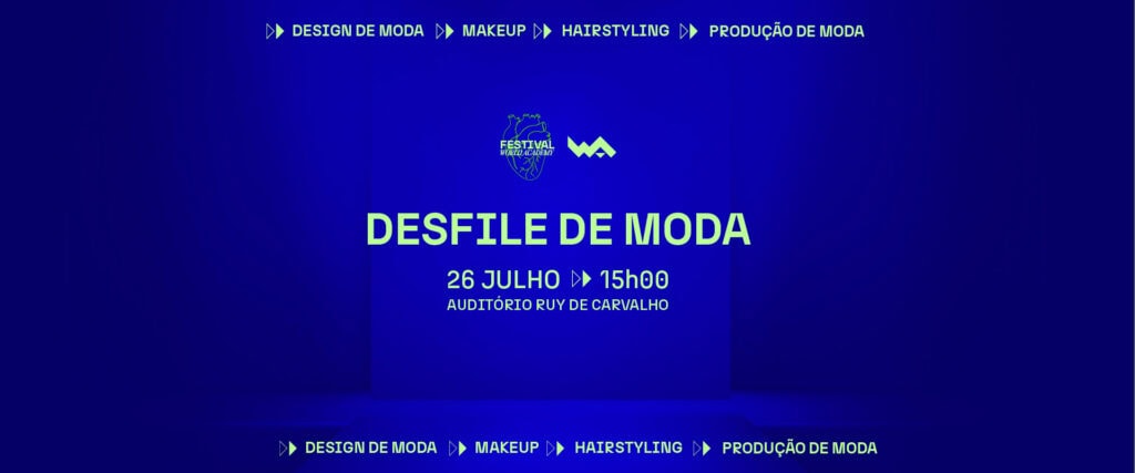 Imagem de um desfile de moda na Escola de Moda da World Academy, com estudantes no palco.
