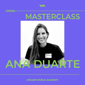 Imagem de uma mulher sorridente em masterclass na World Academy.