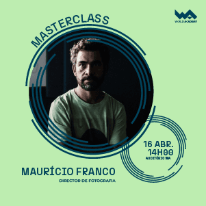 Imagem de um homem com barba em workshop de fotografia, destacando formação de alta qualidade.