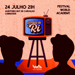 Televisão com logo do festival "Senta-te Ri" na World Academy, com públicos assistindo ao evento cultural em Lisboa.
