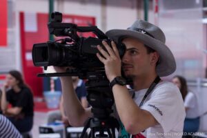 Aluno a gravar videos