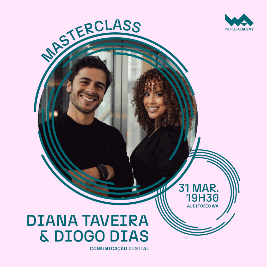 Imagem de dois jovens profissionais sorridentes, representando inovação em comunicação digital.