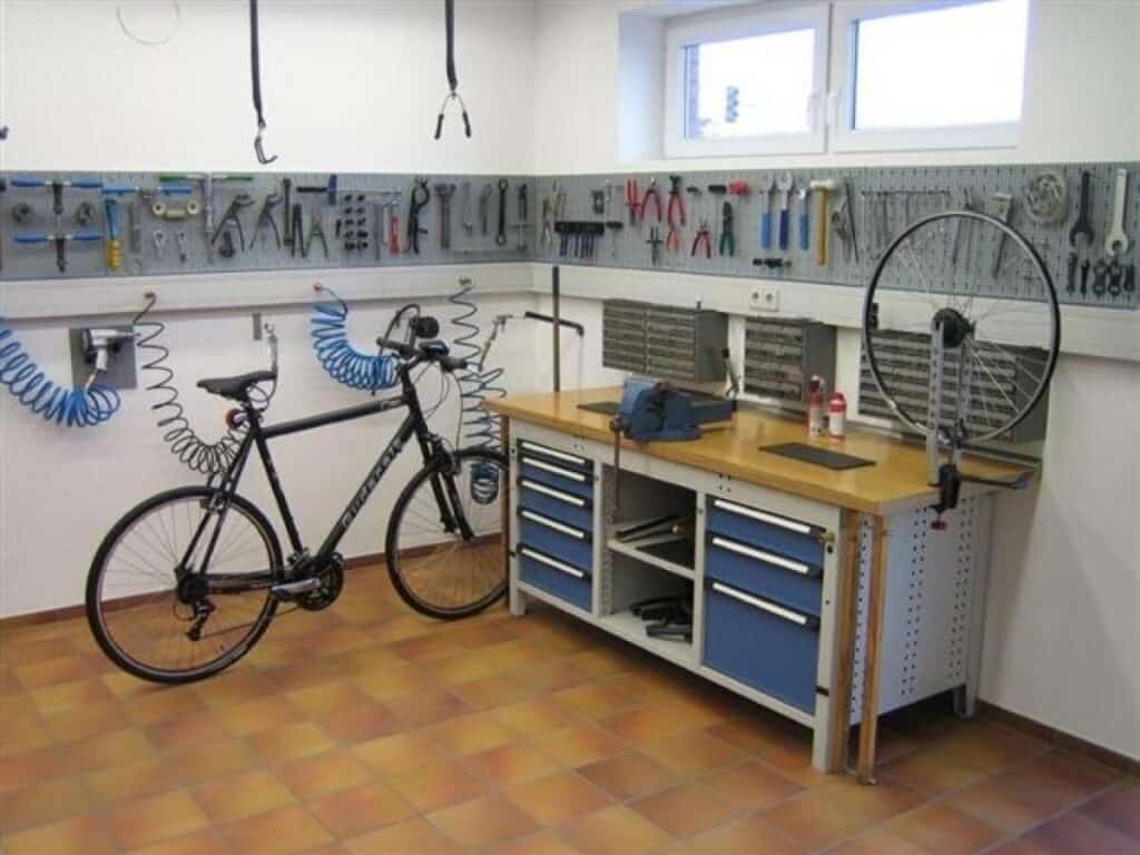Fahrrad in Werkstatt mit Werkzeugen und Werkbank.