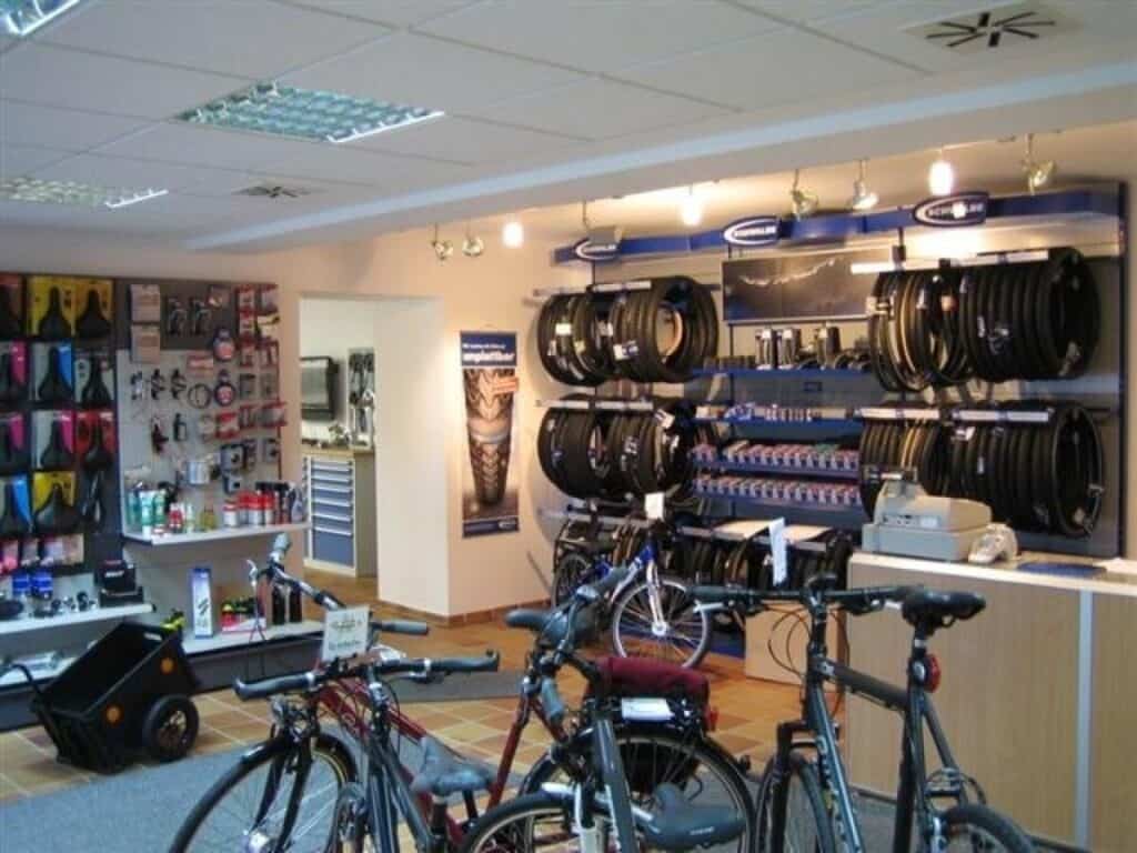 Fahrradgeschäft mit Reifen, Zubehör und Fahrrädern im Laden.