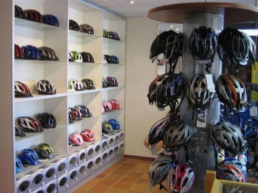 Große Auswahl an Fahrradhelmen in verschiedenen Farben und Größen bei Zweirad Magerkohl.