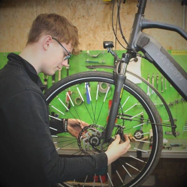 Mitarbeiter repariert E-Bike in Fahrradwerkstatt in Drensteinfurt.