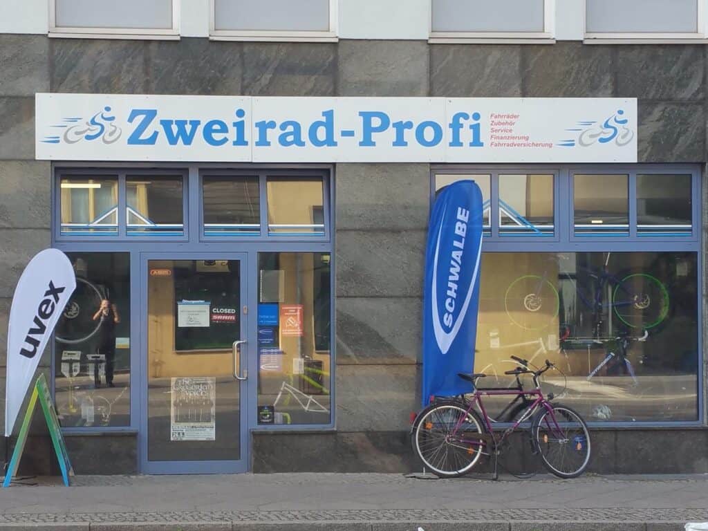 Fahrradgeschäft Zweirad-Profi in Berlin mit Fahrrad vor dem Laden.