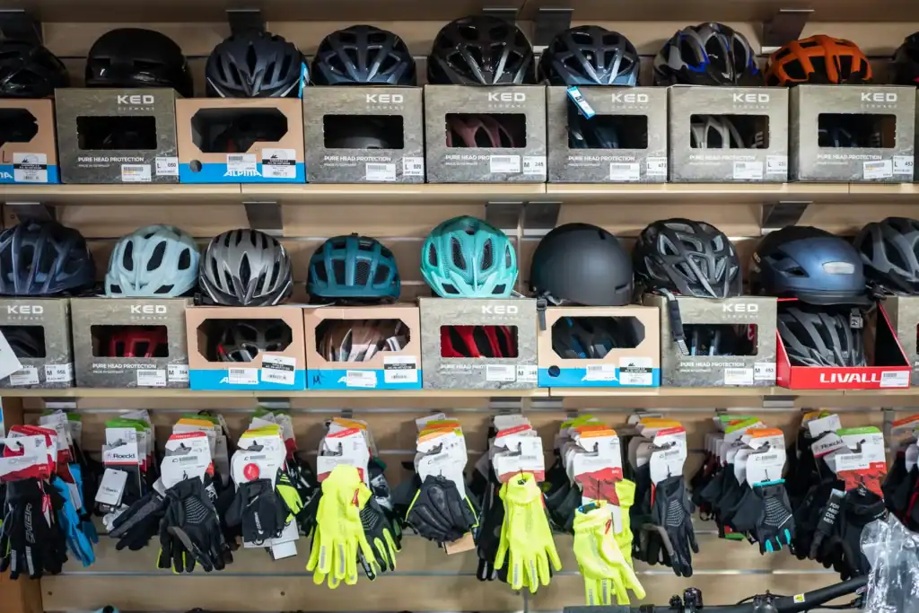 Fahrradhelme und Handschuhe im Zweirad Zitzmann Sortiment.