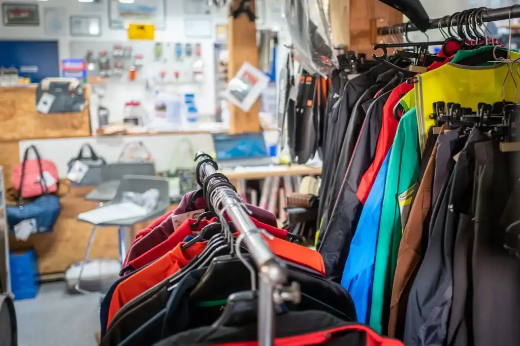 Verschiedene Fahrradbekleidung und Ausrüstung im Zweirad Zitzmann Shop.