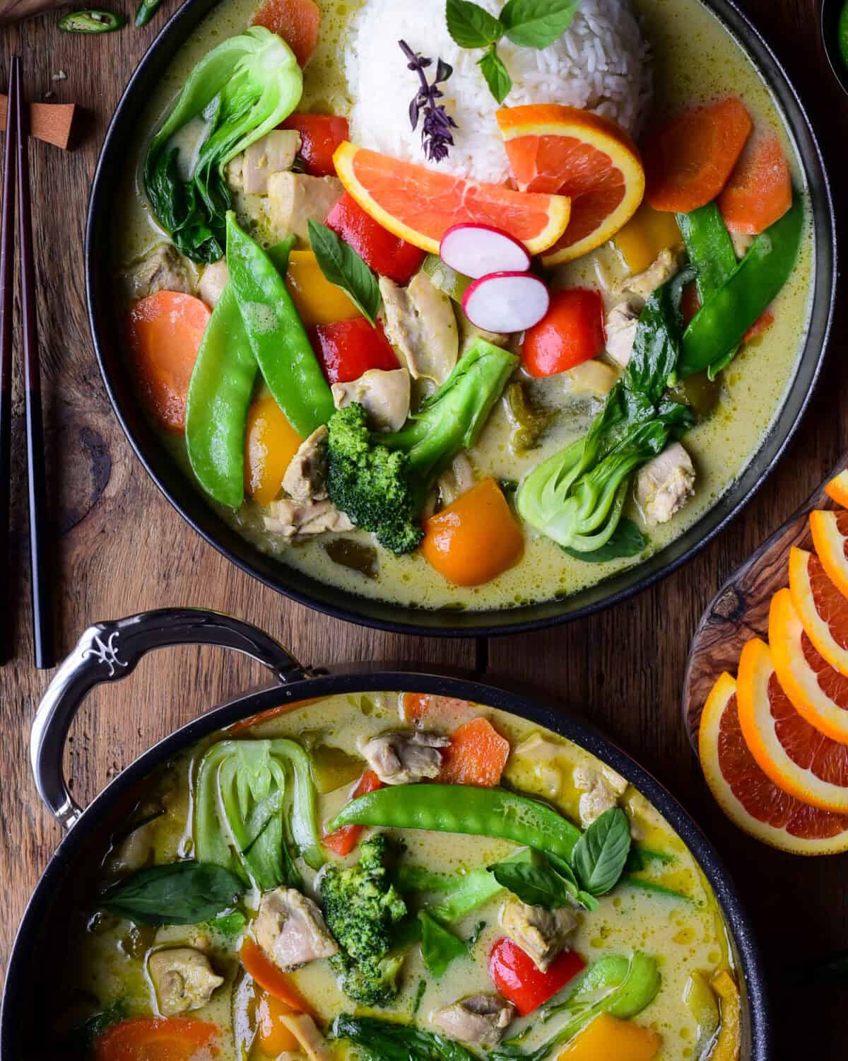 Serve the green curry hot with jasmine rice and garnishes.