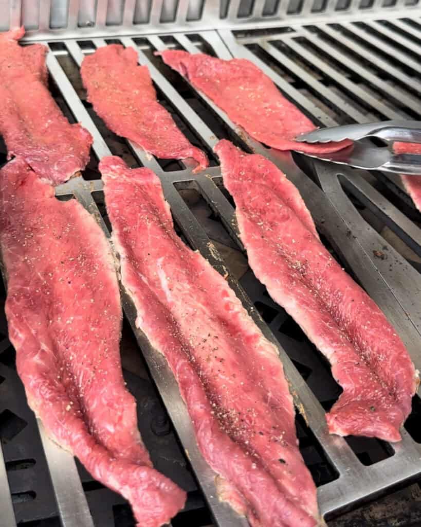 Place the veal leg cutlets on the grill.