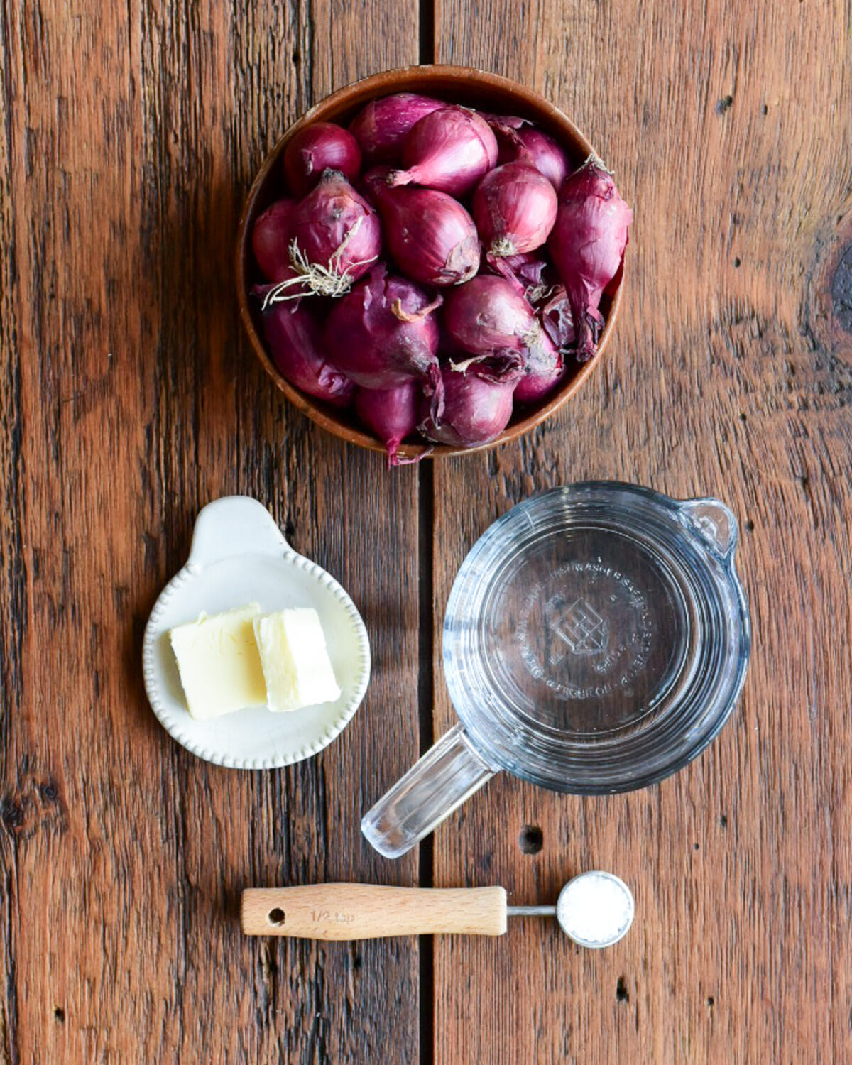 Ingredients to cook pearl onions.