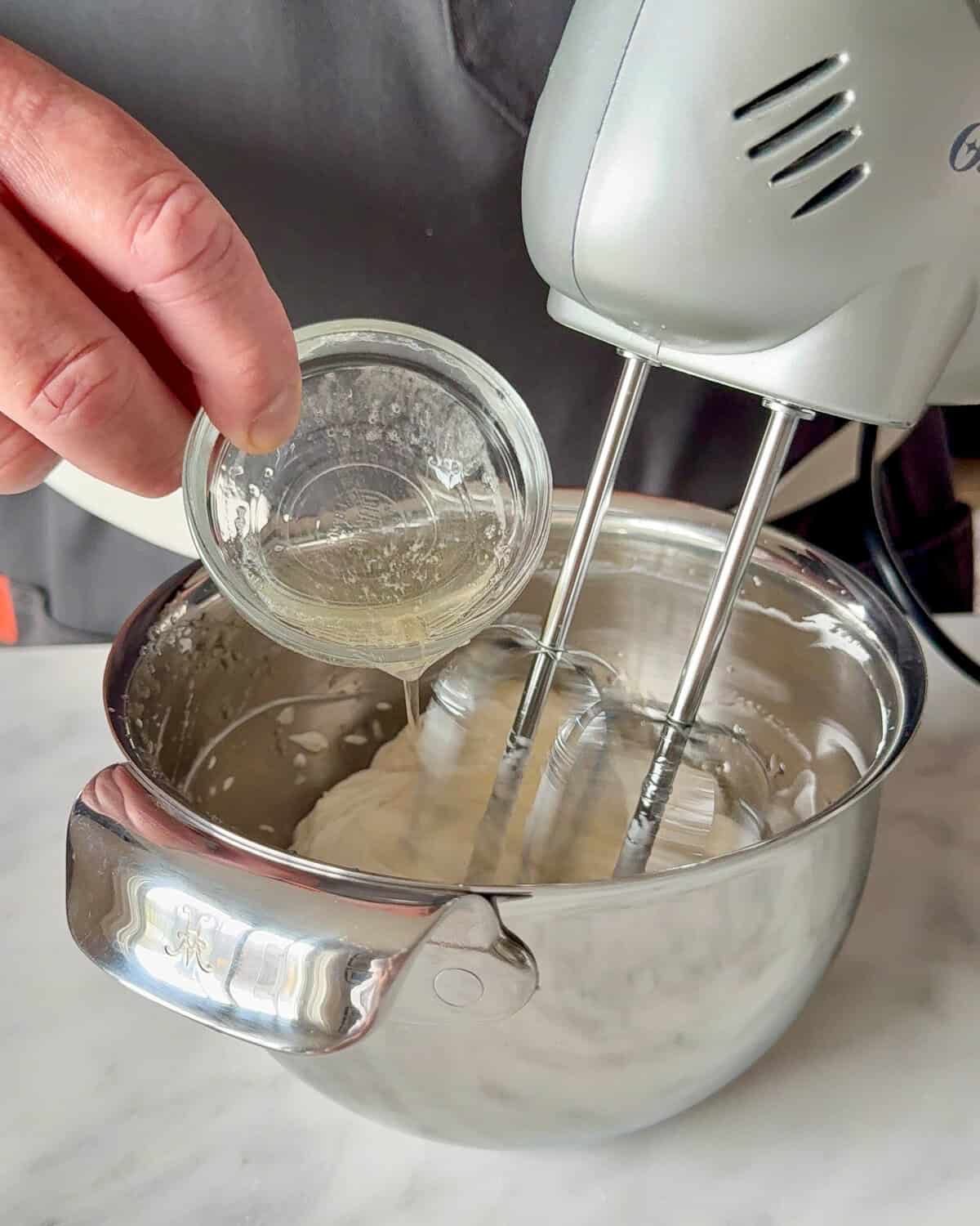 Whip the coconut cream with gelatin.