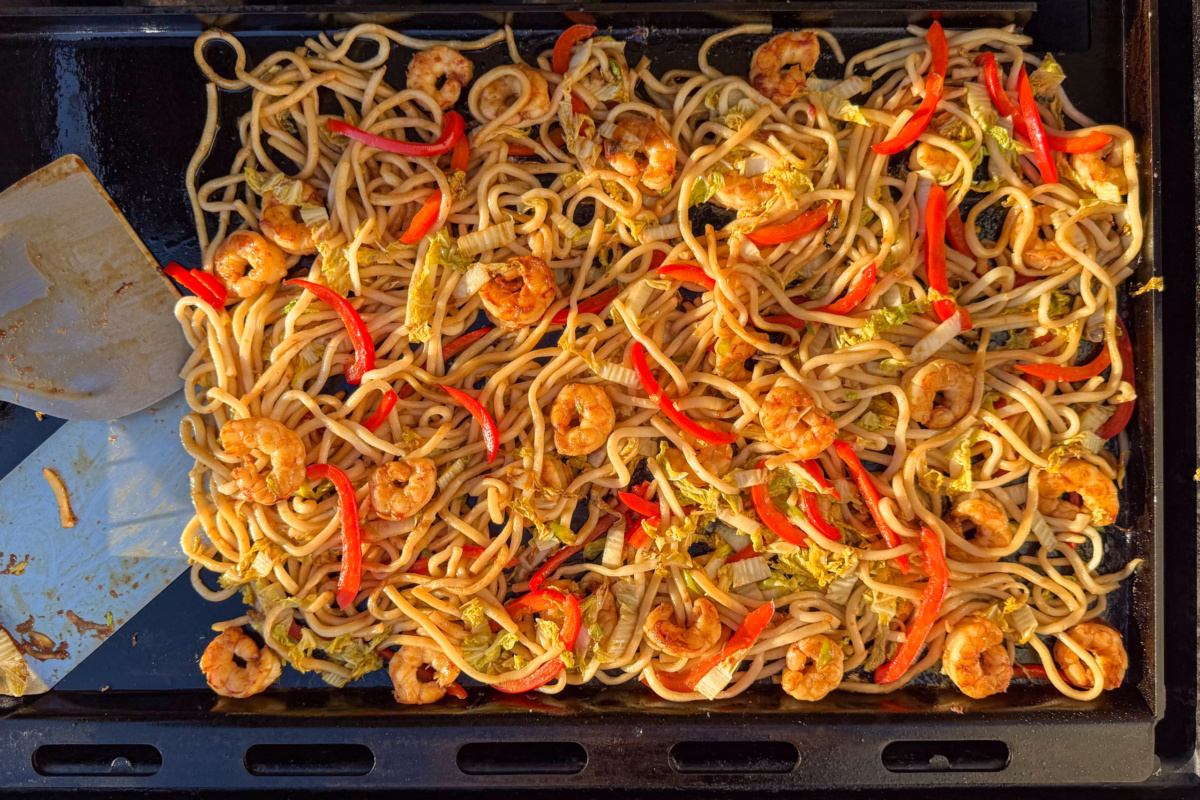 Toss the shrimp with the vegetables, udon noodles and the sauce.