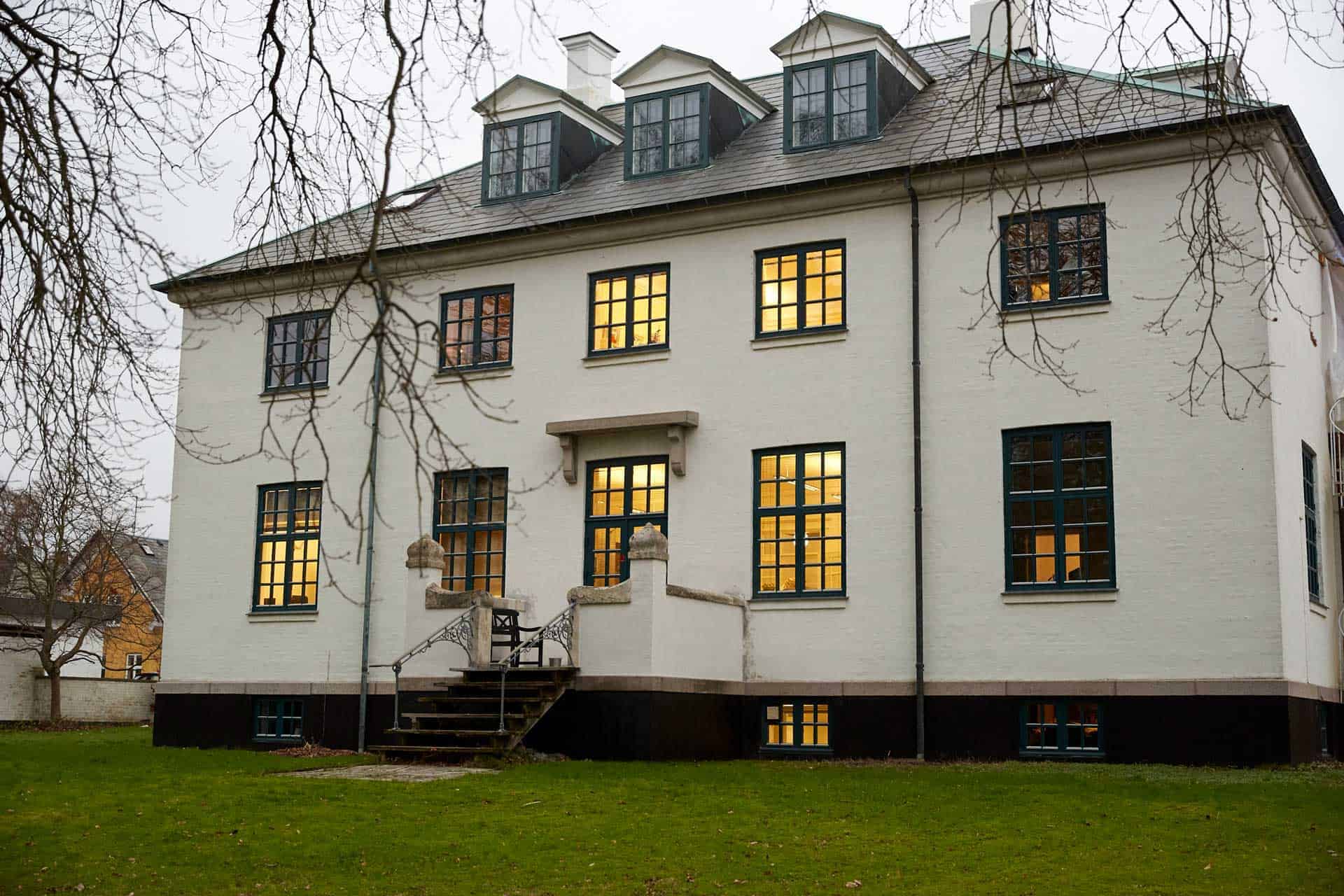 revisorvirksomhed i nordsjælland med lys i vinduerne