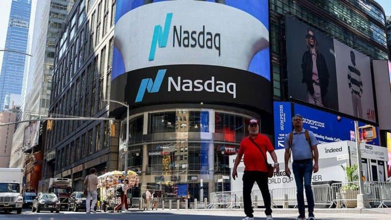 US Tech Stocks Tumble as AI Spending Fears Shake Investor Confidence