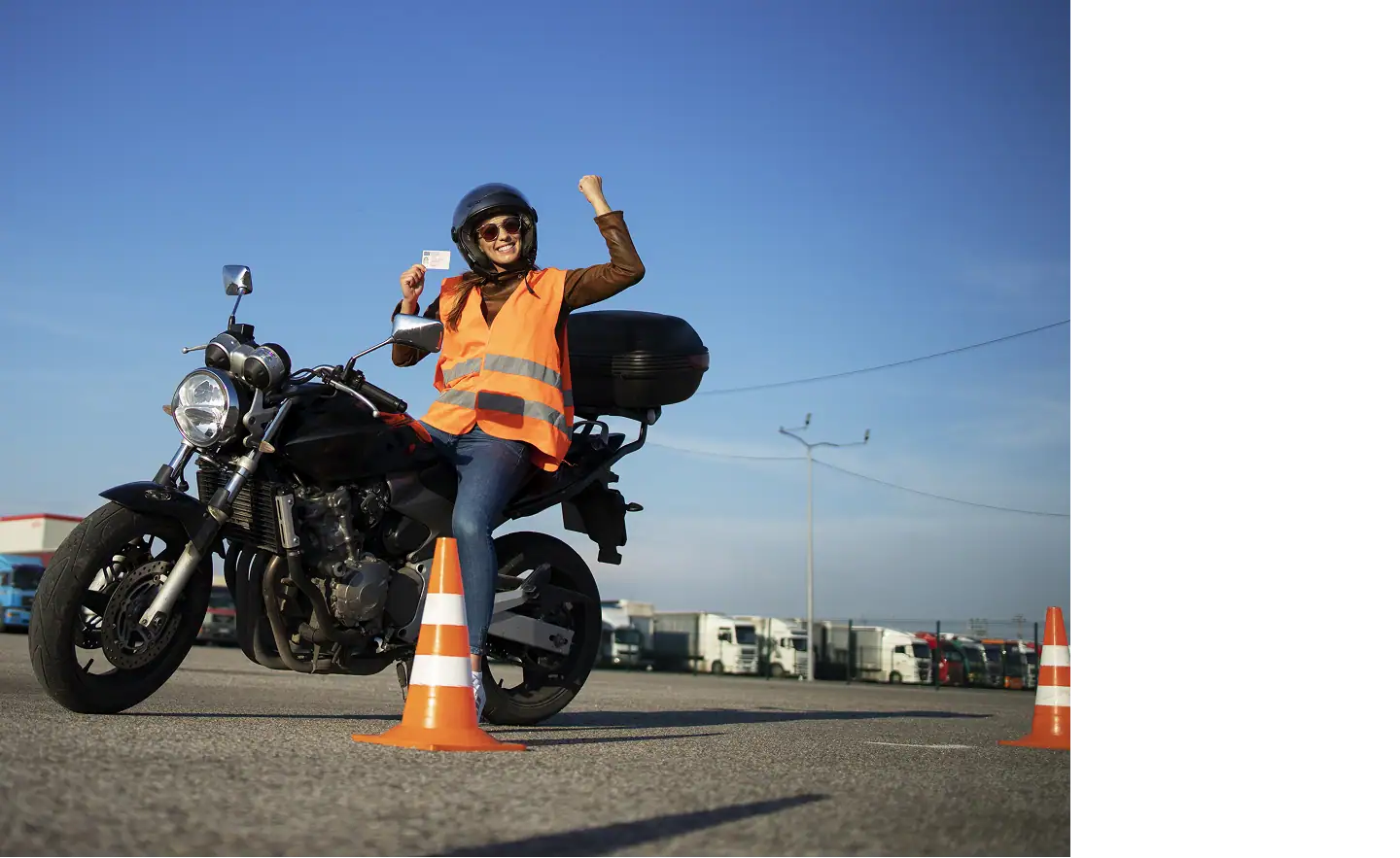 Motorradfahrerin beim Fahrschultraining auf dem Übungsplatz.
