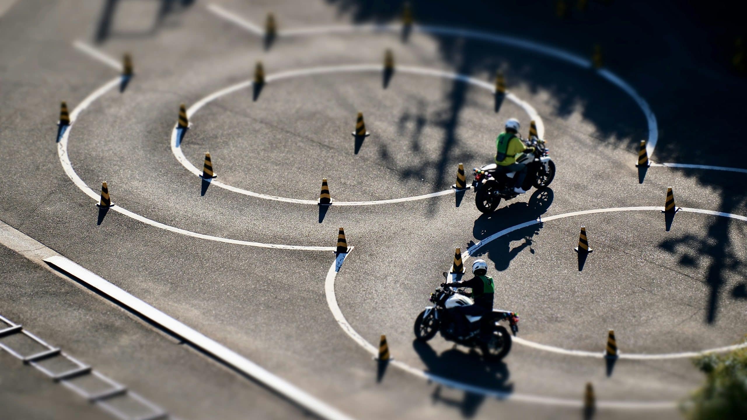 Motorrad-Fahrtraining auf dem Übungsplatz mit Fahrlehrern, sicher und professionell.