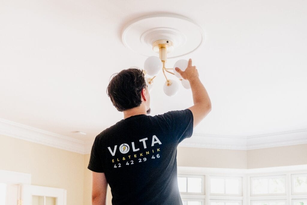 Montering af indendørs loftlampe udført  af Volta El & Teknik