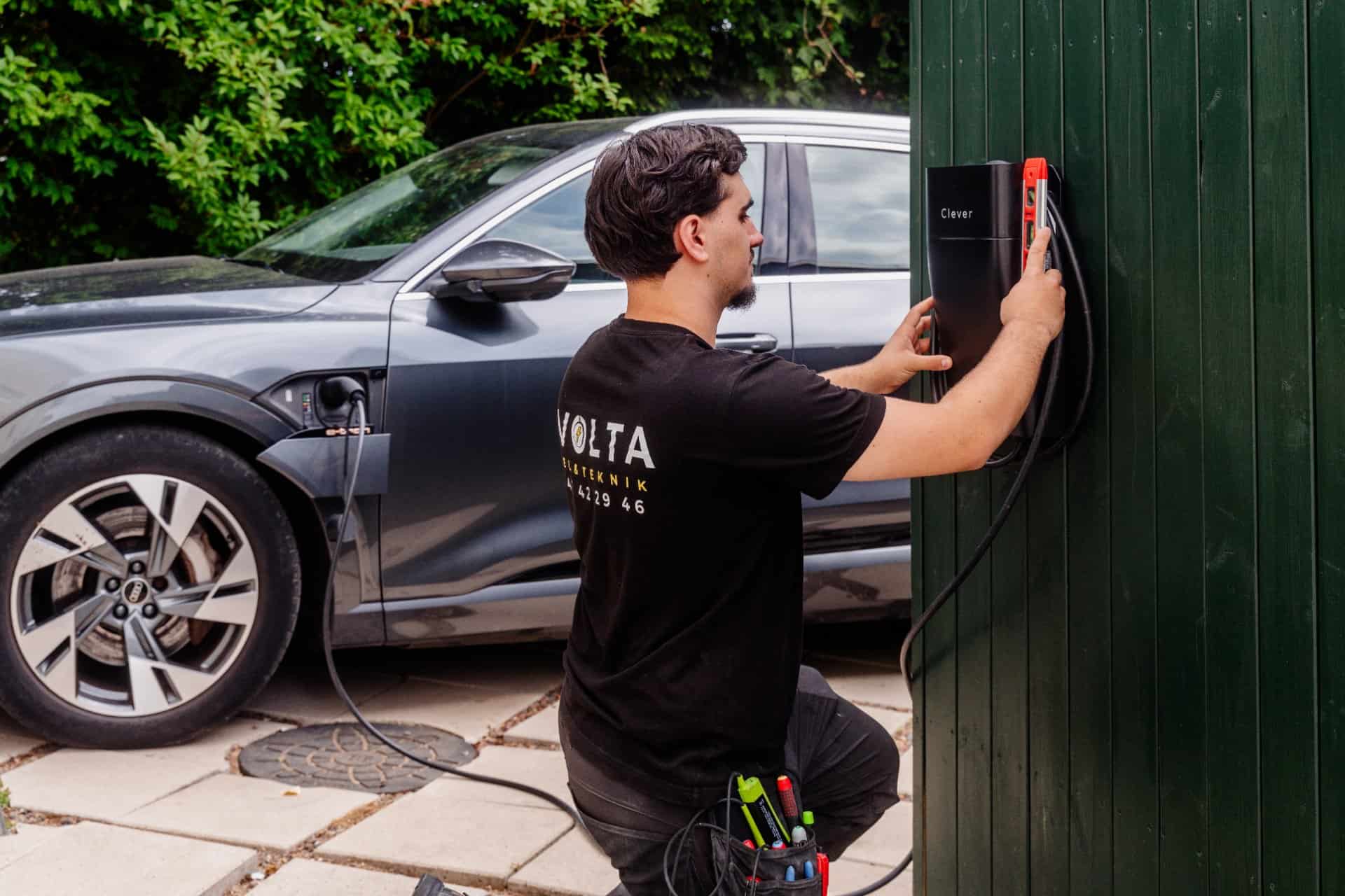 Elbil ladeboks installeret udendørs af elektriker fra Volta El & Teknik