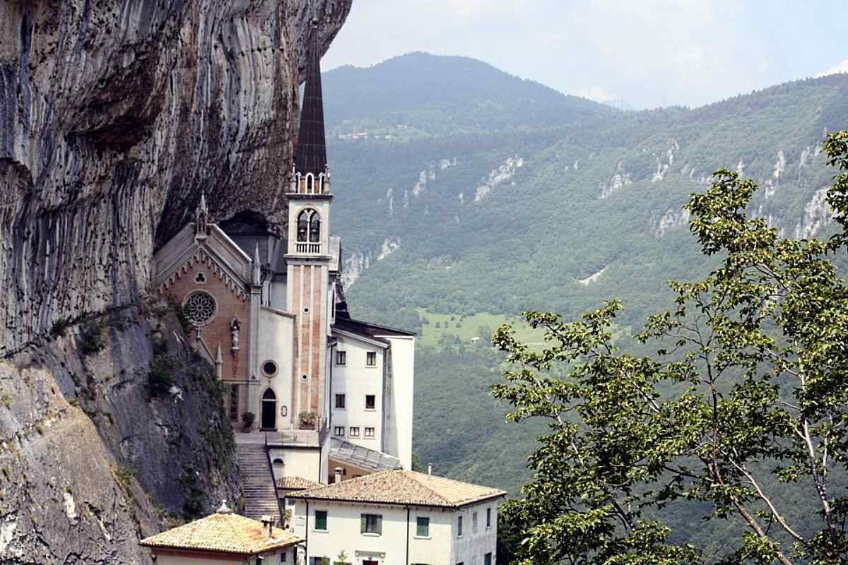 Die Madonna della Corona, eine Kirche in den Klippen der italienischen Alpen, umgeben von grünen Bergen und Natur, ein beeindruckendes spirituelles Wahrzeichen.