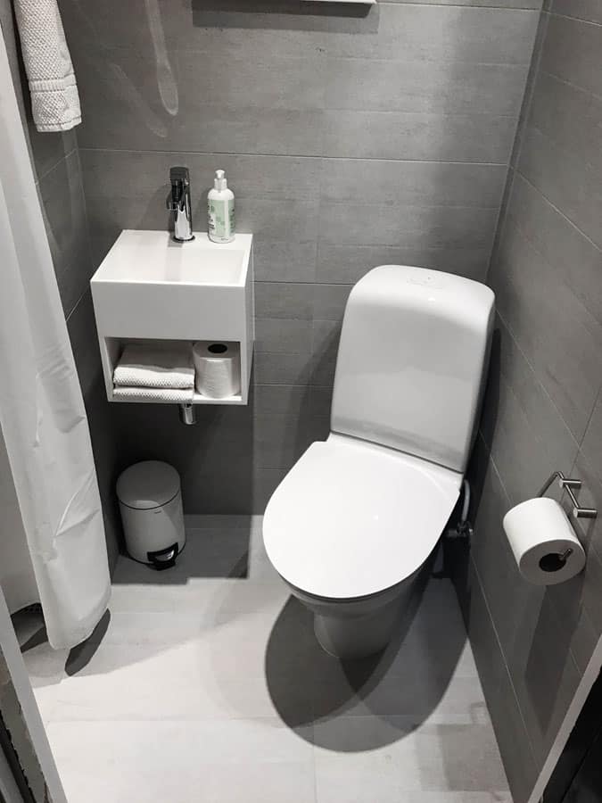 badeværelse med hvid sanitet